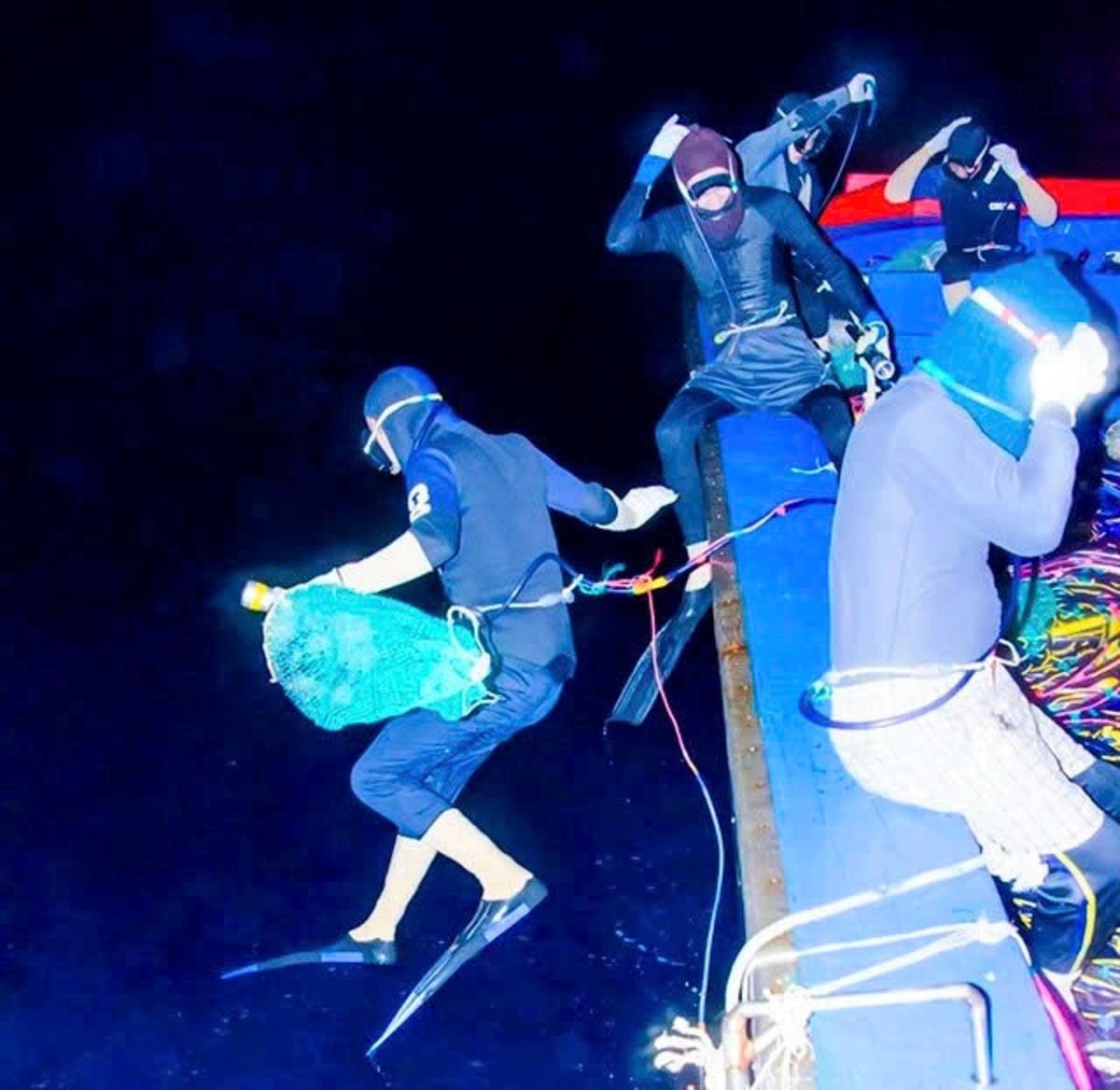 Ngư dân thôn Châu Thuận Biển đang chuẩn bị lặn bắt hải sâm ở biển Hoàng Sa.