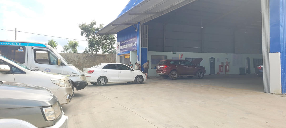 Từ ngày 1/3, các trung tâm đăng kiểm áp dụng quy trình kiểm định khí thải ô tô nghiêm ngặt hơn theo lộ trình mới của Chính phủ. Ảnh: Hạ Lan.