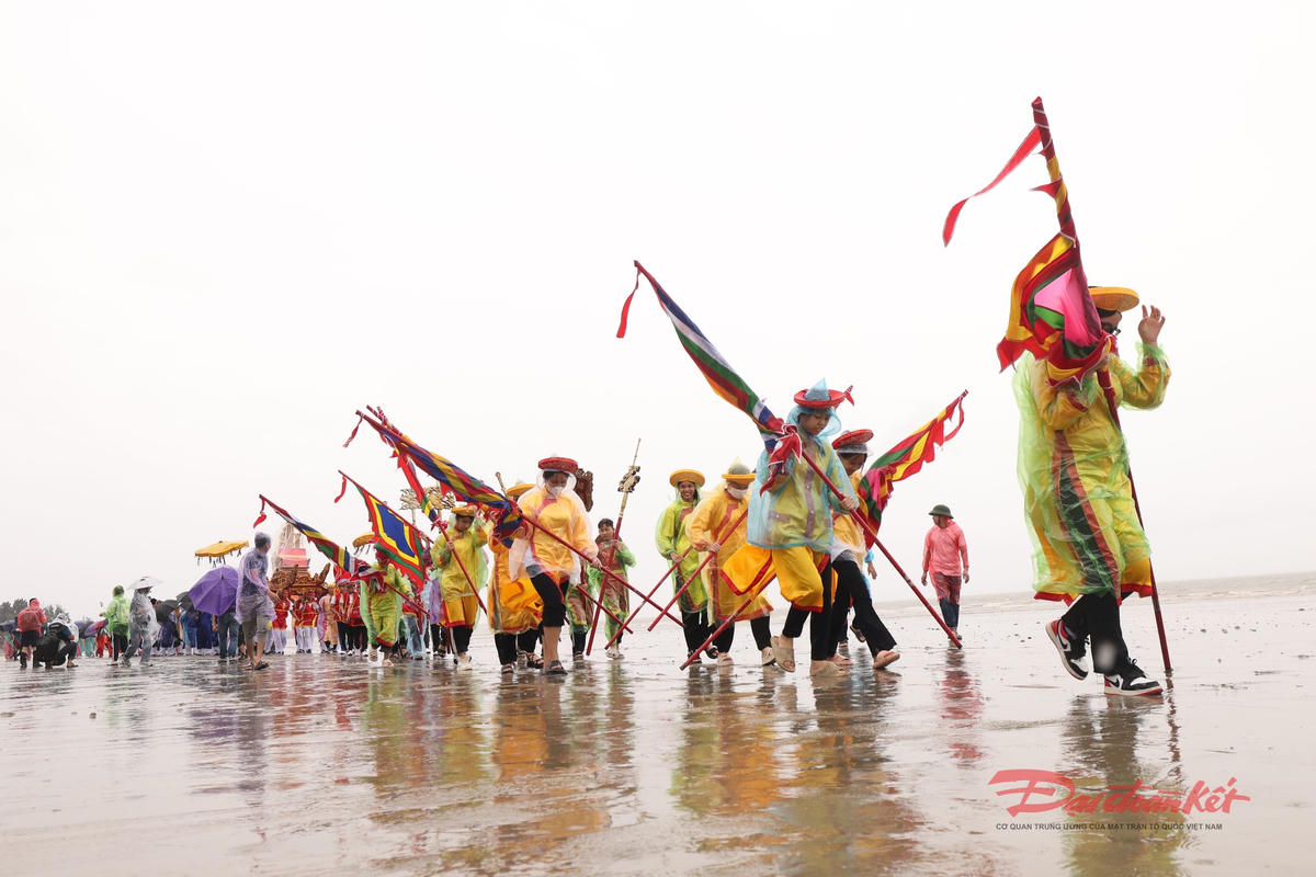 Người Trà Cổ nổi tiếng với tinh thần đoàn kết và gắn bó cộng đồng, thể hiện qua việc xây dựng đình làng chung và cùng nhau bảo vệ chủ quyền đất nước. Ảnh: Nguyễn Quý.