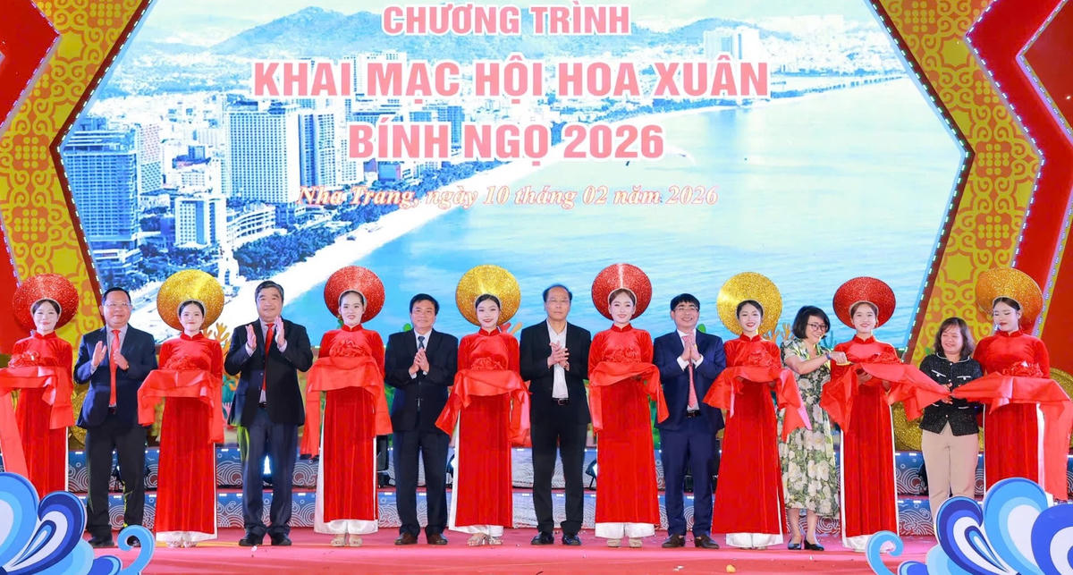 Các đại biểu thực hiện nghi thức cắt băng khai mạc Hội hoa xuân Nha Trang - Khánh Hòa năm 2026. Ảnh X.H