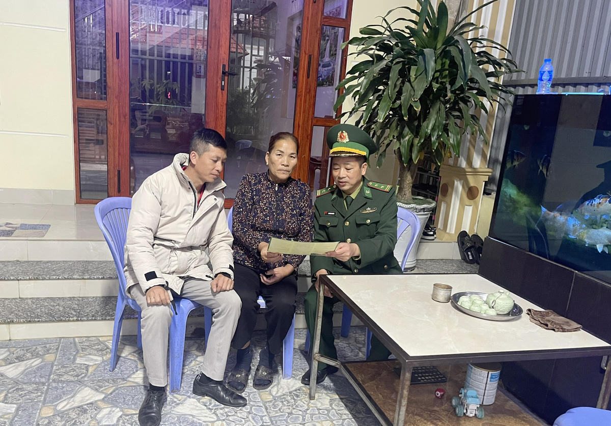 Bí thư Đảng uỷ, Chính trị viên Đồn Biên phòng Trà Cổ cùng với Trưởng khu Tràng Lộ tuyên truyền pháp luật cho giáo dân. Ảnh: Nguyễn Quý.