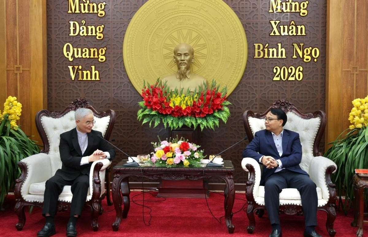 Ông Đặng Hồng Sỹ, Phó Bí thư Thường trực Tỉnh ủy Lâm Đồng tiếp Giám mục và đoàn công tác đến thăm, chúc mừng năm mới Tỉnh ủy Lâm Đồng. Ảnh CT

