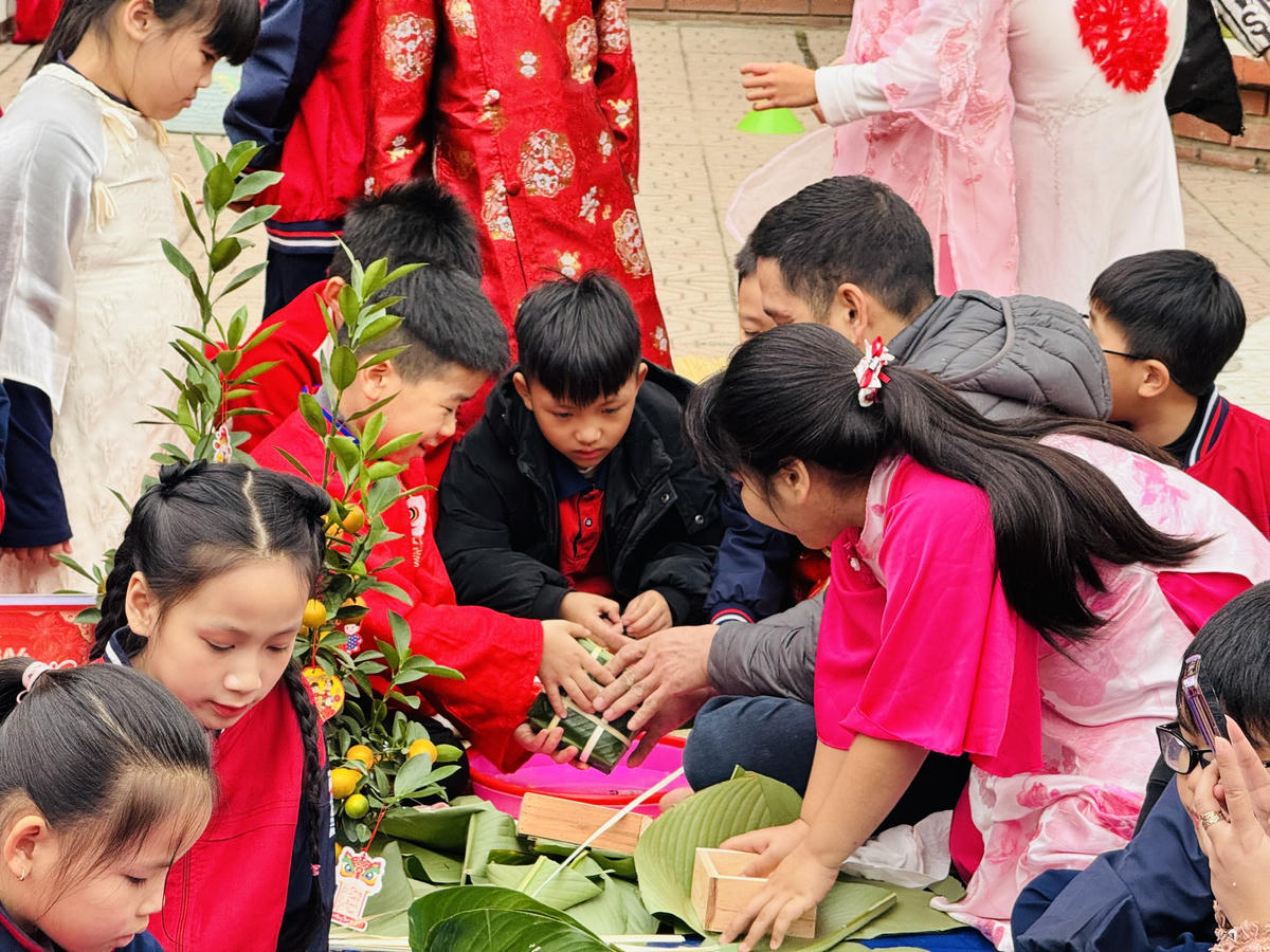 Học trò đón Tết và học cách cho đi