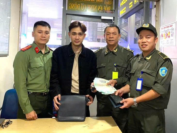 Công an cửa khẩu Cảng hàng không quốc tế Đà Nẵng bàn giao tài sản cho hành khách. Ảnh: Nguyễn Tú