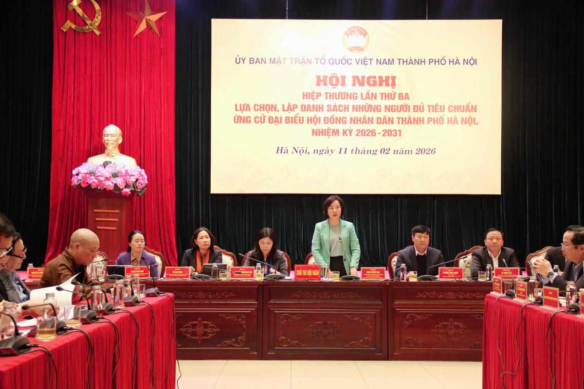 Chủ tịch Ủy ban MTTQ Việt Nam TP Hà Nội Bùi Huyền Mai cùng các Phó Chủ tịch Ủy ban MTTQ Việt Nam TP chủ trì hội nghị. Ảnh: PV&nbsp;