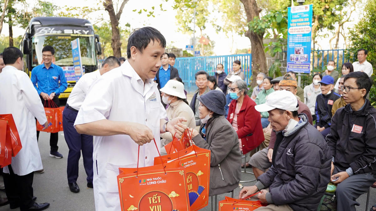 Lãnh đạo Bệnh viện Trung ương Huế tặng quà Tết cho bệnh nhân. Ảnh: B.T.