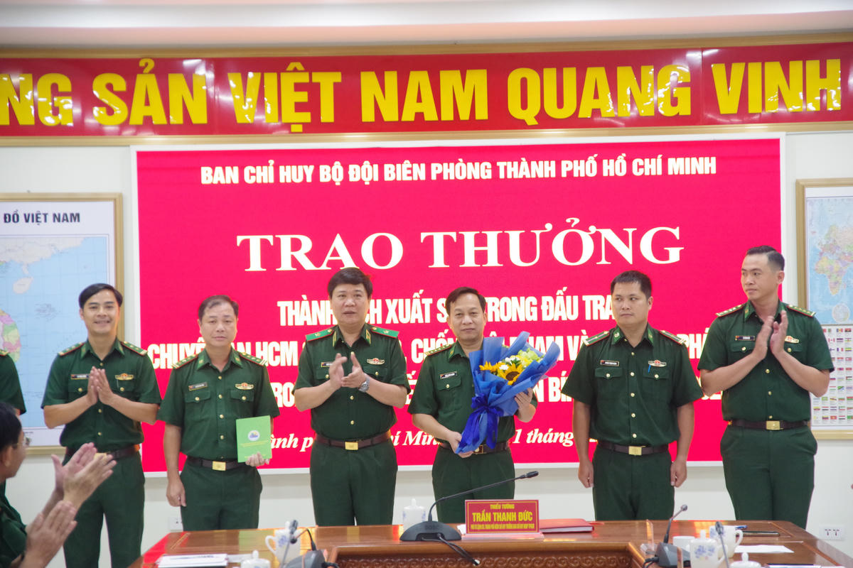 Trao thưởng nóng cho tập thể Phòng Nghiệp vụ - BĐBP TP Hồ Chí Minh. Ảnh: Quang Tiến.