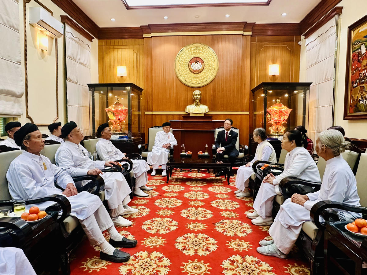 Đoàn Ban Đại diện Hội Thánh Cao Đài Tòa thánh Tây Ninh tại TP Hà Nội&nbsp;thăm và chúc mừng năm mới UBTƯ MTTQ Việt Nam.