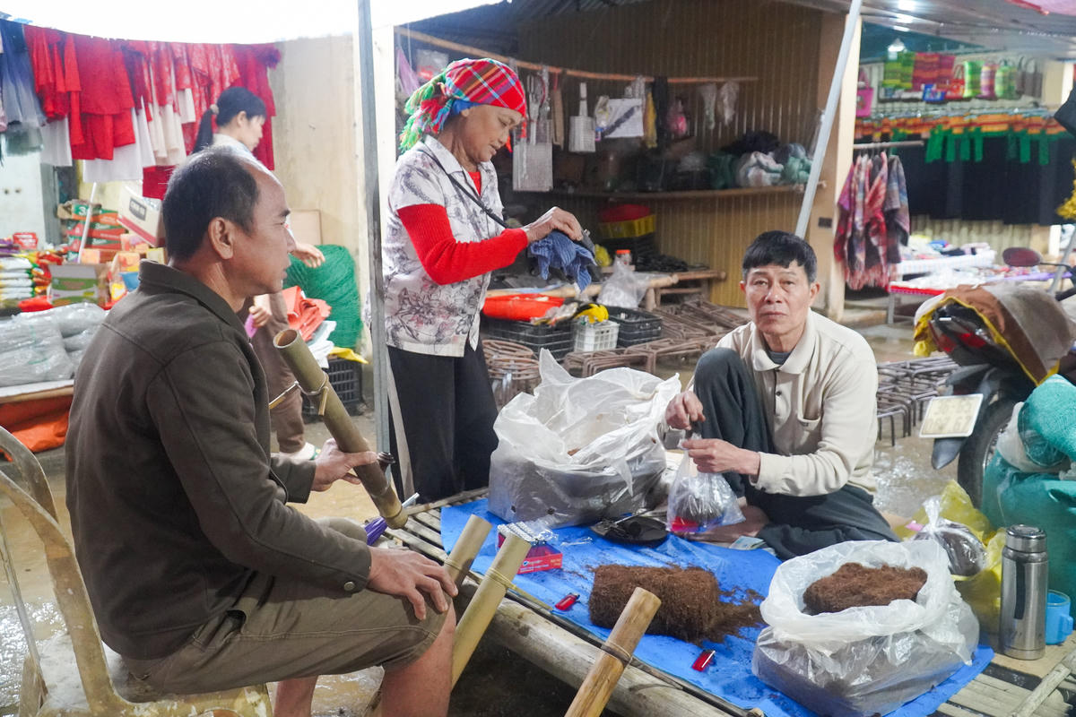Dù nhịp sống có đổi thay, chợ Phố Đoàn vẫn giữ nguyên nét nguyên sơ vốn có, không ồn ào, không xô bồ nhưng đủ sức níu chân người đến. Ảnh: Đình Minh