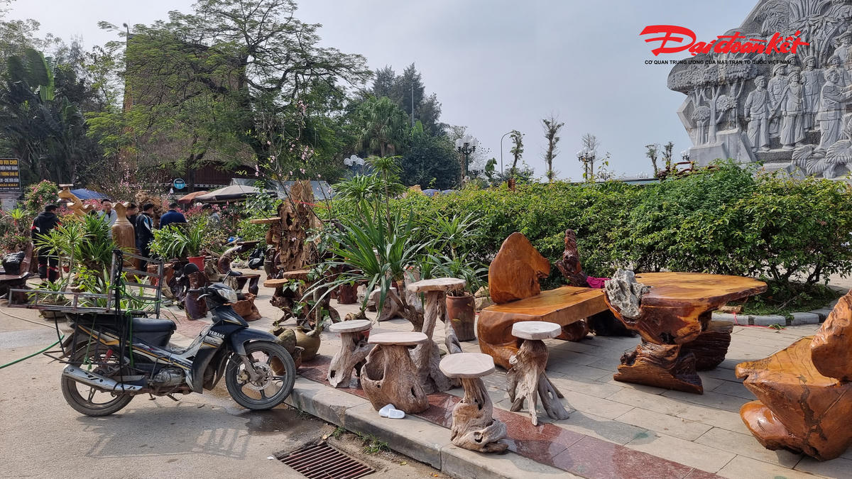 Ngoài hoa Tết, chợ hoa cũng thu hút các tiểu thương mang sản phẩm đồ gỗ mỹ nghệ. Ảnh: Anh Toán.