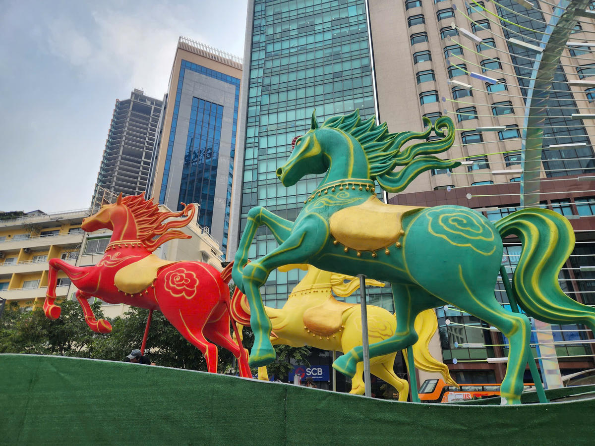 Những chú ngựa đủ màu sắc bắt đầu xuất hiện tại Đường hoa. Ảnh: M.L