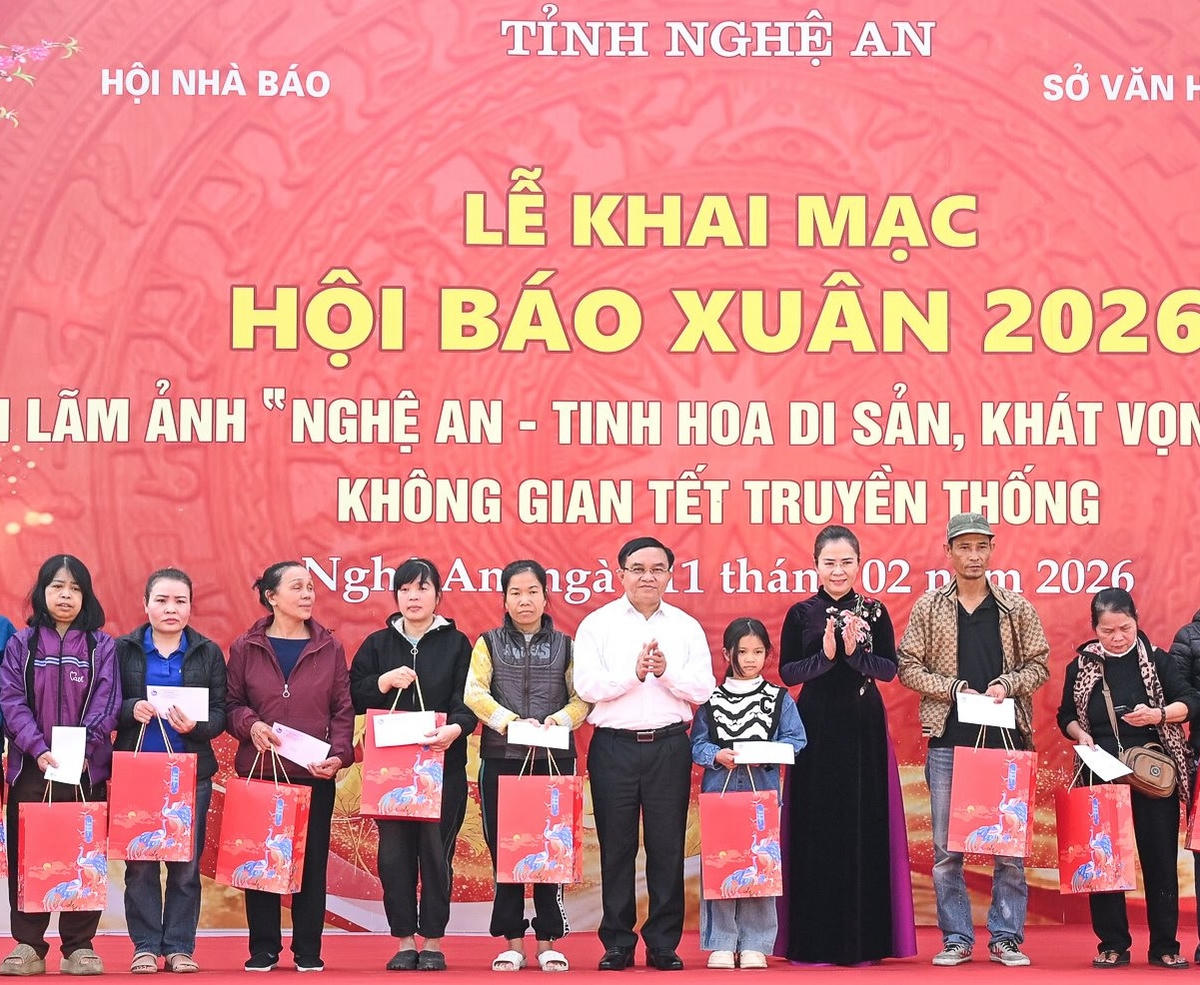 Đại diện Tỉnh uỷ, Ban Dân vận và Tuyên giáo tỉnh Nghệ An tặng quà cho các gia&nbsp;đình có hoàn cảnh khó khăn trên địa bàn phường Thành Vinh và Trường Vinh.&nbsp;