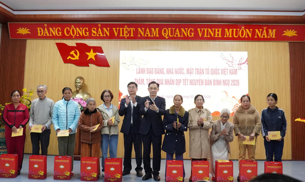 Bộ trưởng Bộ Ngoại giao Lê Hoài Trung tặng quà cho các hộ nghèo tại thành phố Huế. Ảnh: N.T.