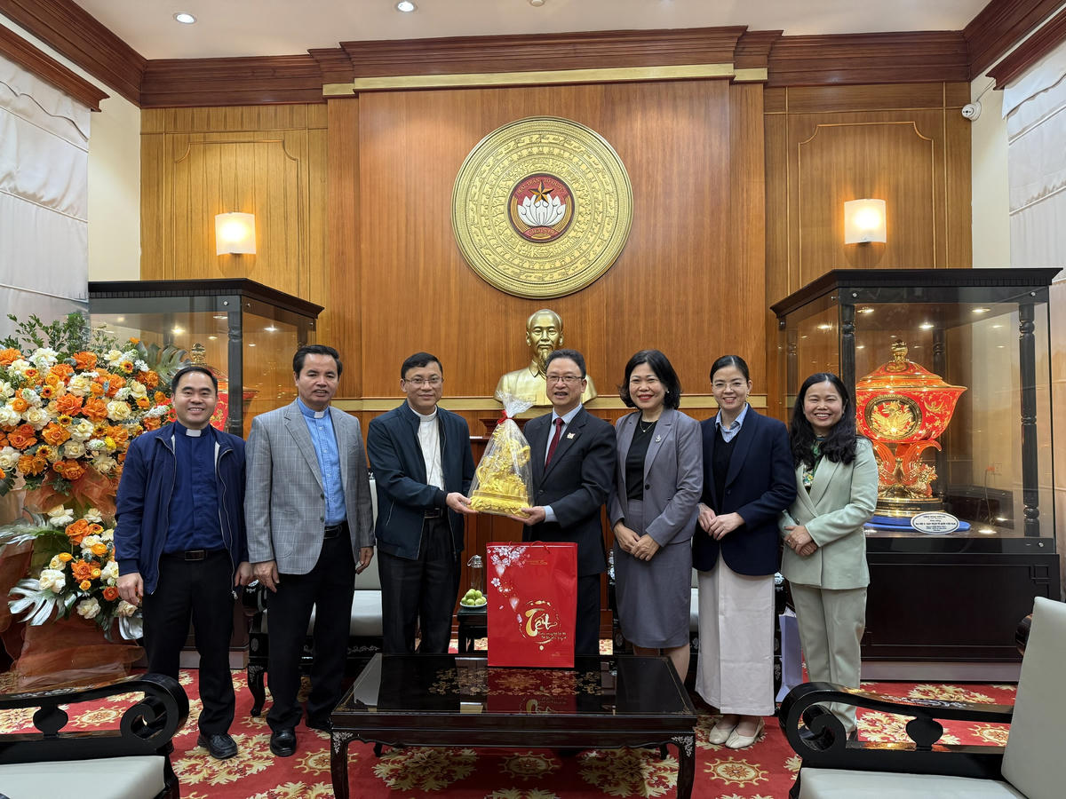Đoàn Tòa Giám mục Giáo phận Hưng Hóa đến chào thăm và chúc mừng năm mới UBTƯ MTTQ Việt Nam.
