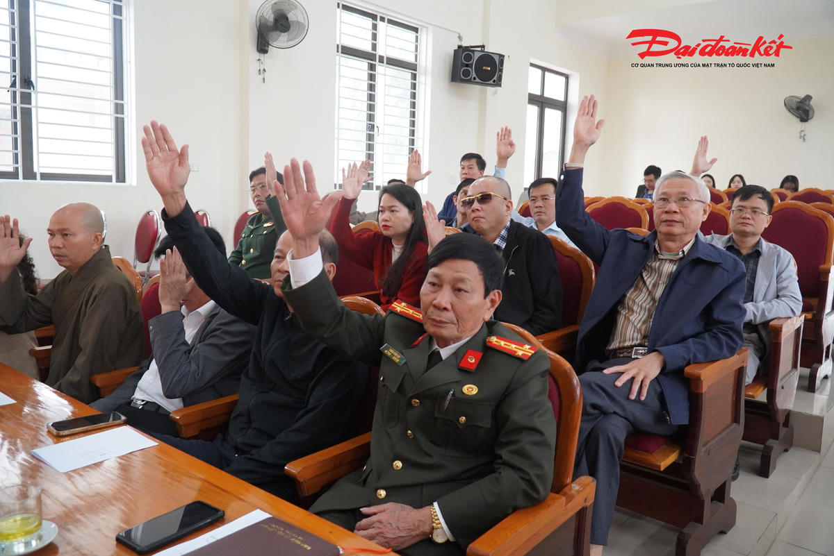 Đại biểu hiệp thương cử danh sách người ứng cử đại biểu HĐND tỉnh Hà Tĩnh khóa XIX. Ảnh: Hạnh Nguyên.