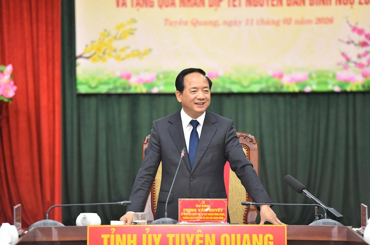 Trưởng Ban Tuyên giáo và Dân vận Trung ương Trịnh Văn Quyết phát biểu, chúc Tết Đảng bộ, chính quyền và Nhân dân các dân tộc tỉnh Tuyên Quang. Ảnh: Tuyên Quang Online.