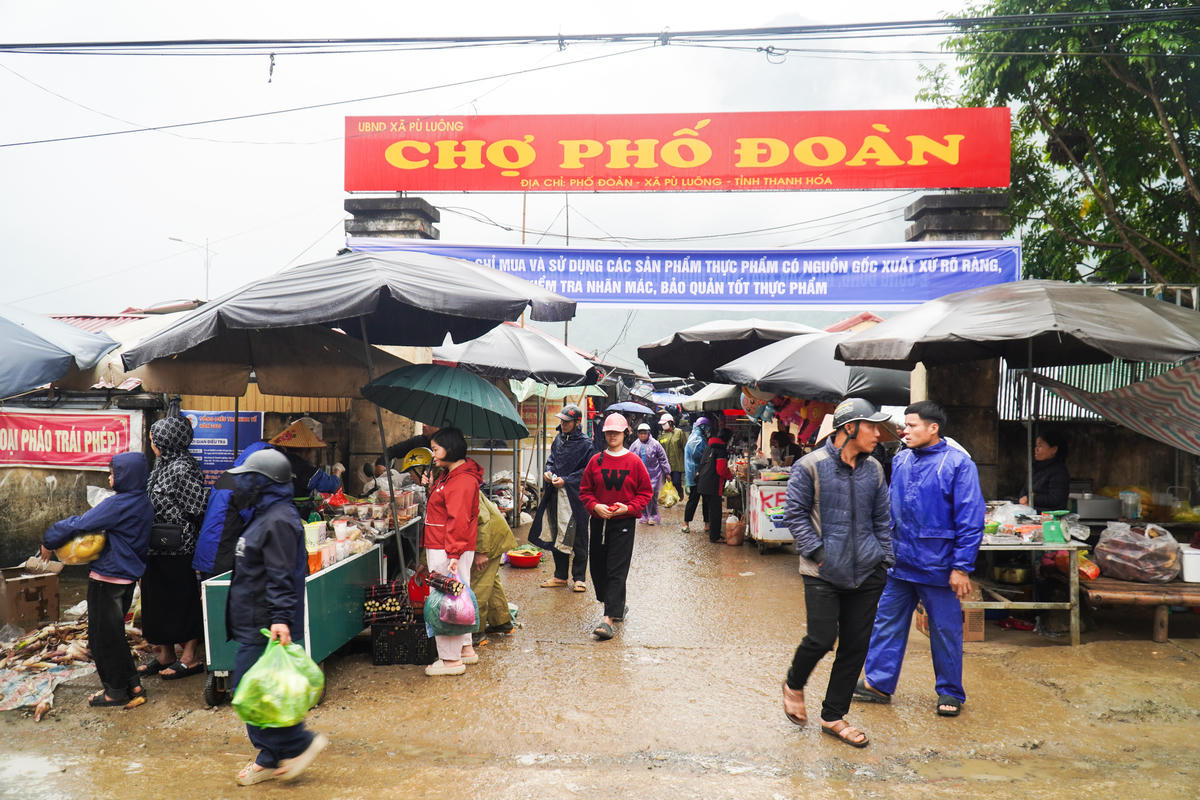 Những ngày cận Tết Bính Ngọ 2026, chợ Phố Đoàn (xã Pù Luông) bước vào thời điểm nhộn nhịp nhất trong năm. Ảnh: Đình Minh