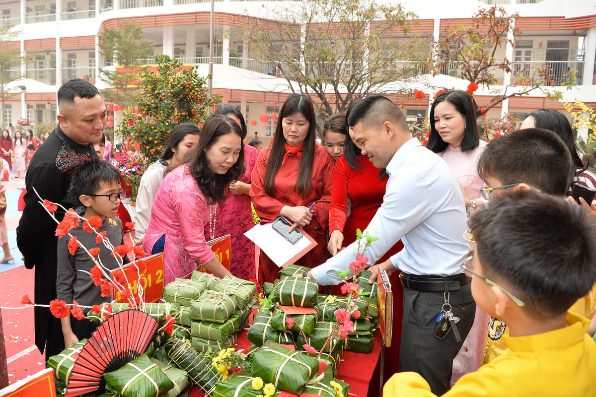 Cô Nguyễn Thị Hồng (Hiệu trưởng Trường Tiểu học Yên Sở) cùng các thầy cô, phụ huynh chấm thi gói bánh chưng.
