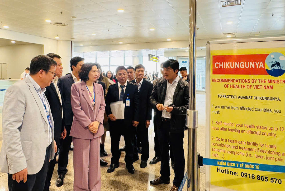 Đoàn công tác của Bộ Y tế giám sát công tác phòng chống dịch tại Cửa khẩu hàng không quốc tế Nội Bài&nbsp;&nbsp;