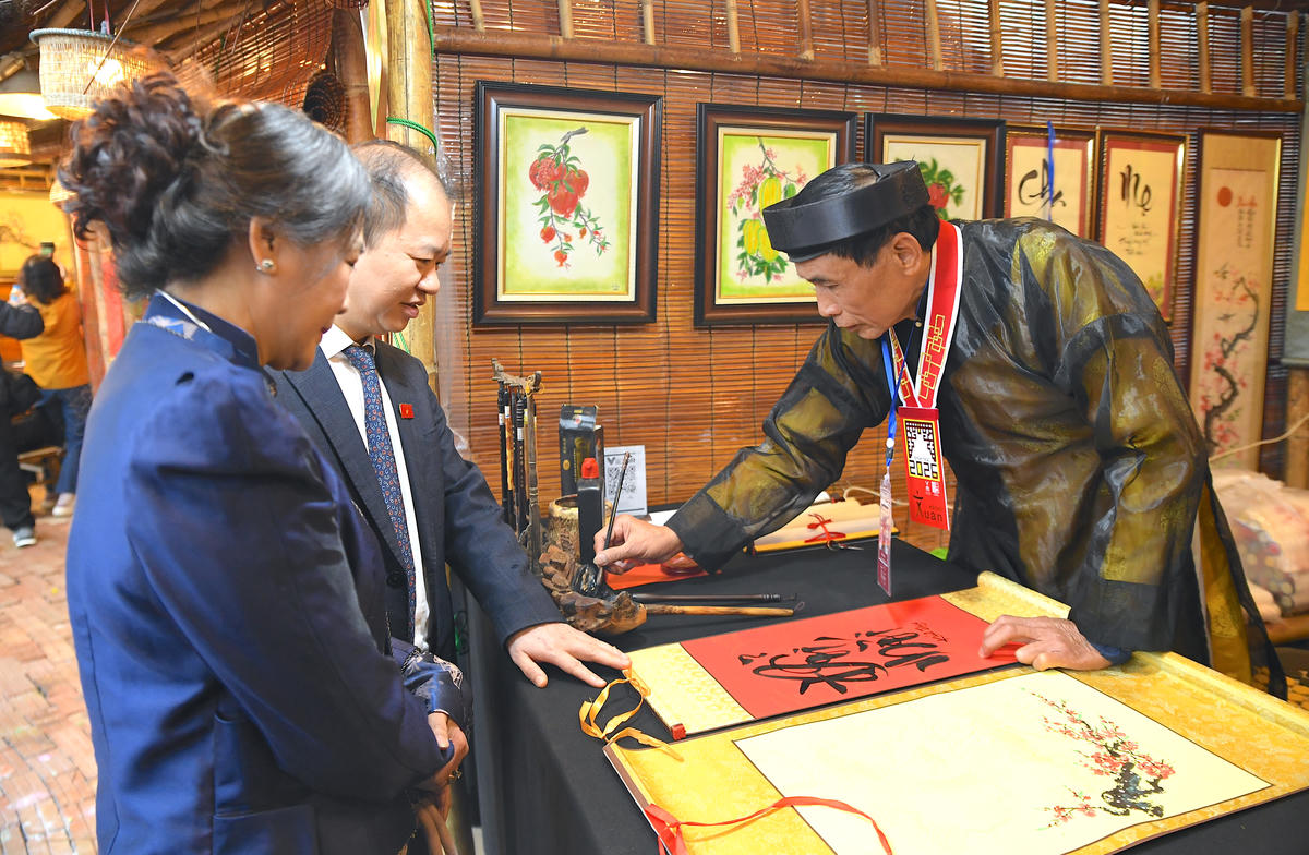 Đại biểu tham quan, xin chữ tại không gian Hội chữ Xuân Bính Ngọ 2026. Ảnh: Phạm Sỹ.