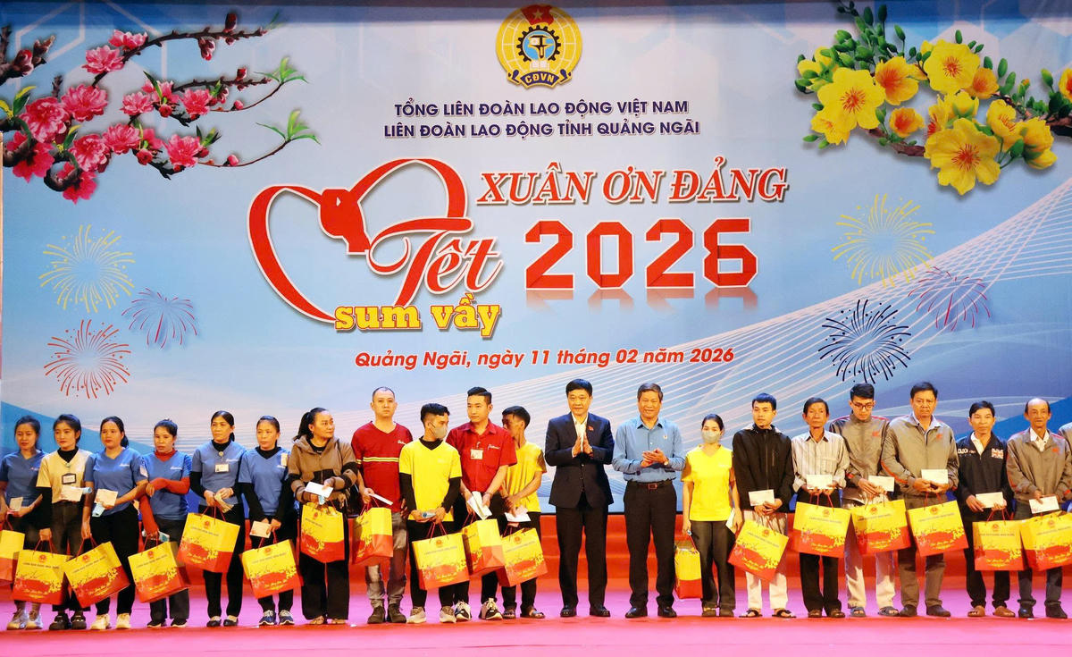 Phó Chủ tịch Quốc hội Vũ Hồng Thanh trao quà cho đoàn viên khó khăn. Ảnh: CV.