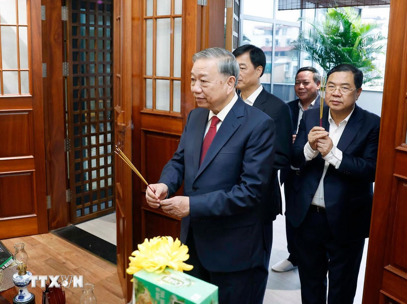 Tổng Bí thư Tô Lâm thắp hương tưởng niệm Tổng Bí thư Nguyễn Phú Trọng. (Ảnh: Thống Nhất/TTXVN).