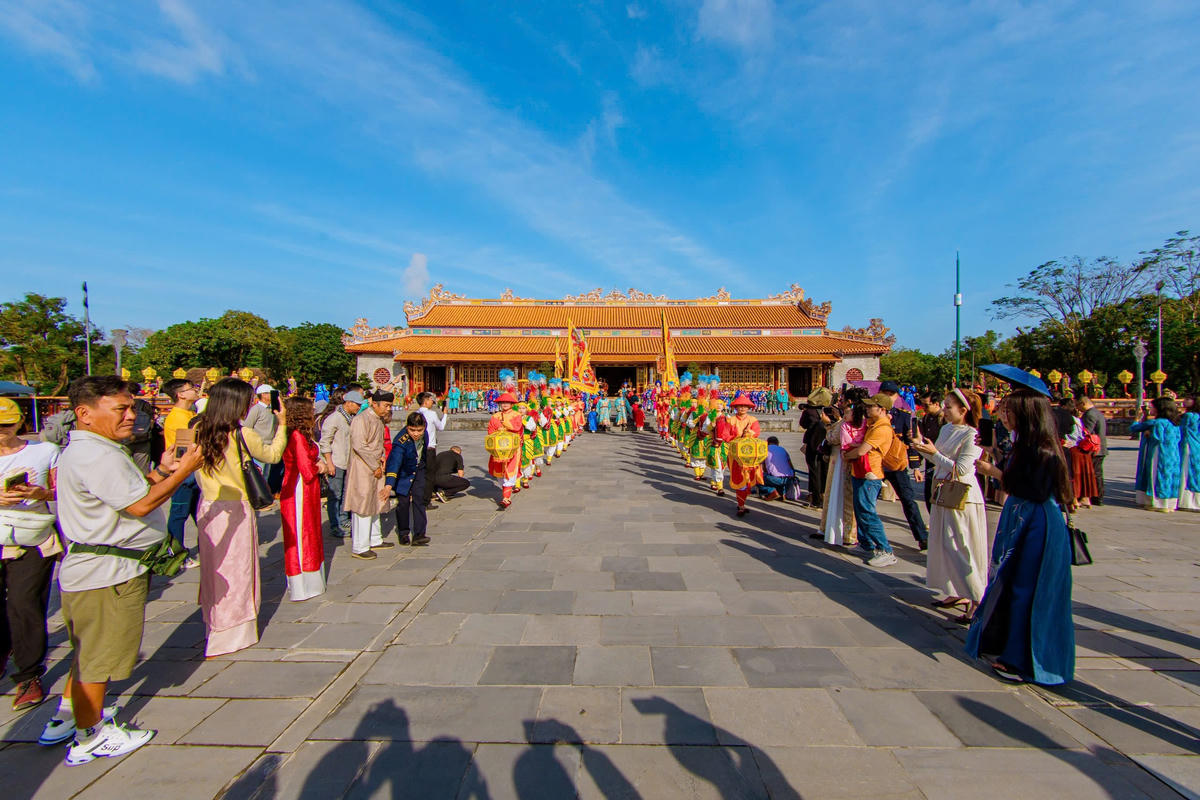 Đông đảo du khách đang xem Lễ Thiết triều Nguyên đán của triều Nguyễn. Ảnh: X.Đ.