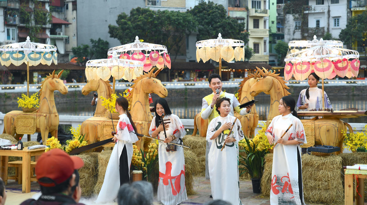 Hội chữ Xuân diễn ra từ ngày 11/02 đến 01/3 (tức 24 tháng Chạp năm Ất Tỵ đến 13 tháng Giêng năm Bính Ngọ), hứa hẹn trở thành điểm hẹn văn hóa ý nghĩa của người dân Thủ đô và du khách dịp đầu Xuân. Ảnh: Phạm Sỹ.