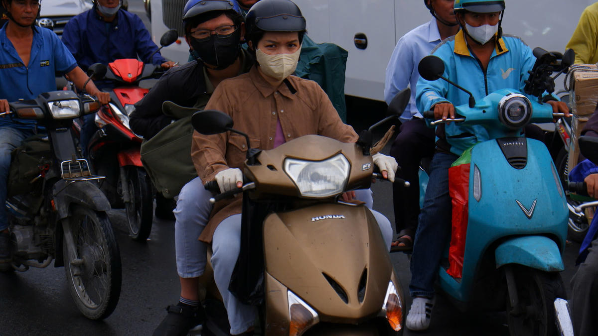 Thời tiết có mưa nhỏ nhưng nhiều người vẫn bắt đầu rời thành phố về quê. Ảnh: Đ.Xá.