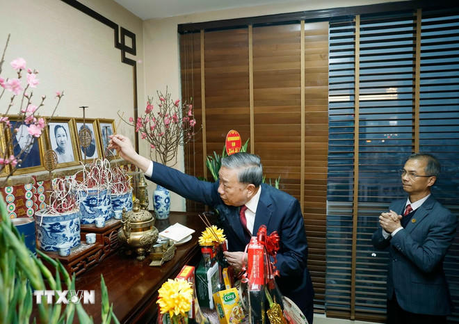Tổng Bí thư Tô Lâm thắp hương tưởng niệm Tổng Bí thư Trường Chinh. (Ảnh: Thống Nhất/TTXVN).
