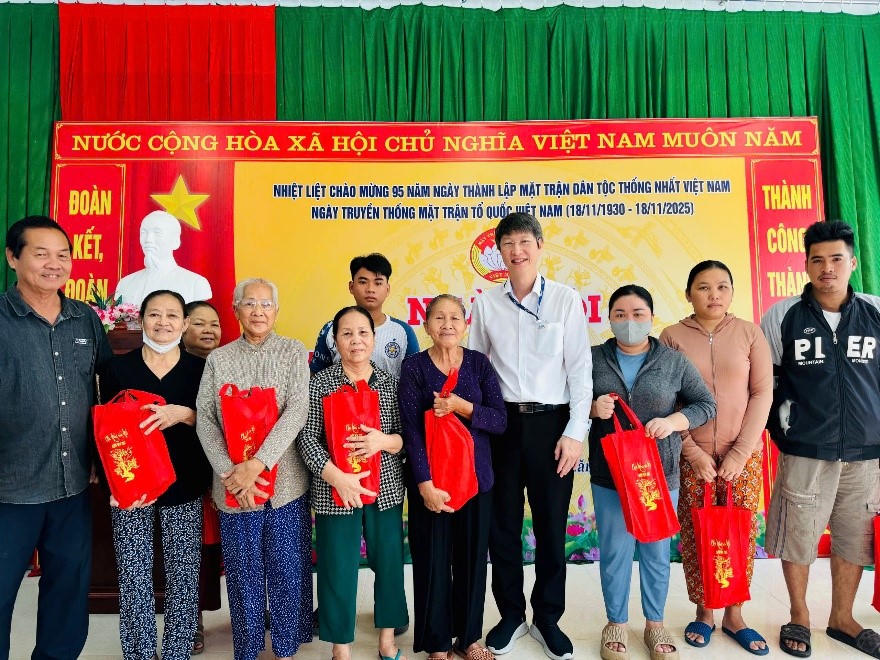 Đại diện Hoá Dầu Long Sơn trao bánh Tét cho người dân tại Thôn 7, xã Long Sơn, TP Hồ Chí Minh. Ảnh: LSP.