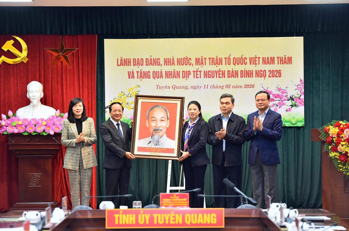 Trưởng Ban Tuyên giáo và Dân vận Trung ương Trịnh Văn Quyết tặng bức ảnh chân dung Chủ tịch Hồ Chí Minh cho tỉnh Tuyên Quang. Ảnh: Tuyên Quang online.