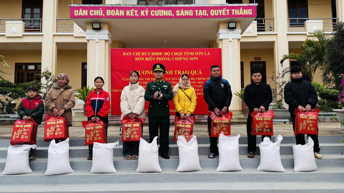 Bộ đội Biên phòng trao quà Tết cho đồng bào vùng biên Sơn La.