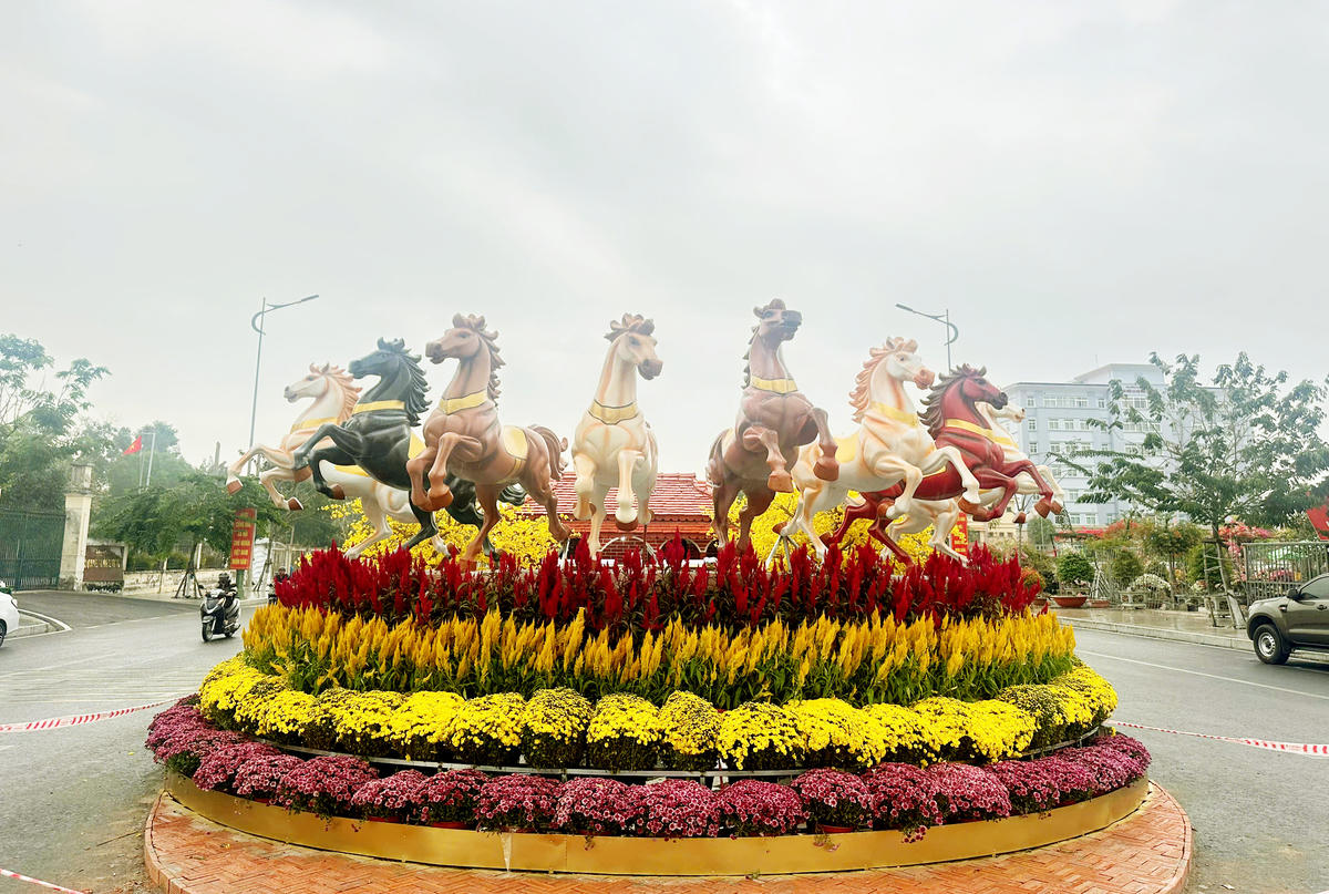 “Bát mã hưng thịnh” đặt tại đường gốm và hoa dài nhất Việt Nam. Ảnh: Trung Ngãi.