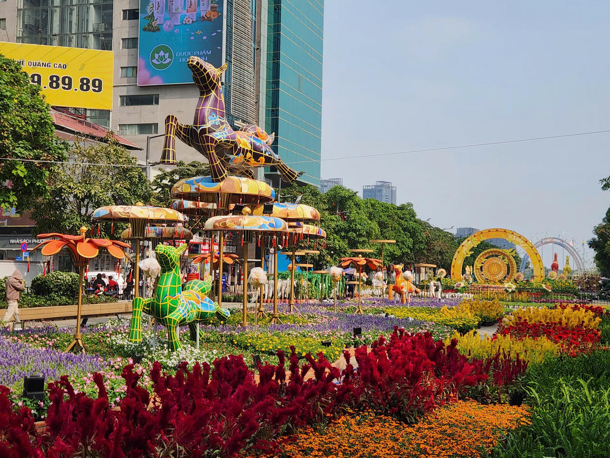 Quang cảnh một đoạn của Đương hoa Tết 2026. Ảnh: M.L