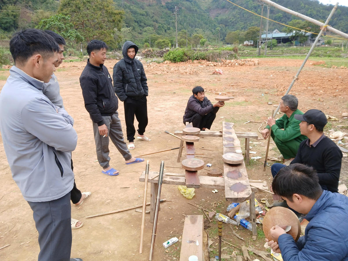 Thú chơi con quay ngày Tết.