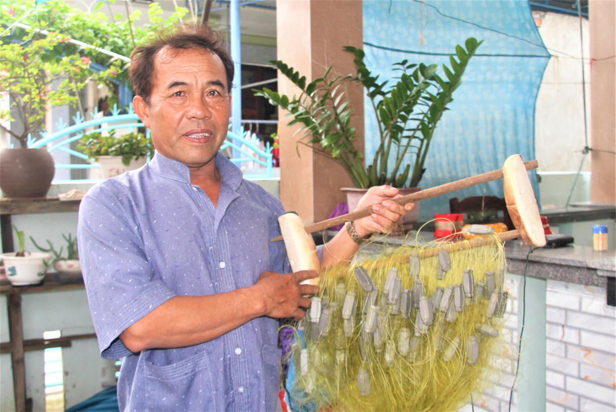 Ông Trương Quang Thơm (xóm Gành Cả) kể về nghề lặn ở vùng biển Hoàng Sa.