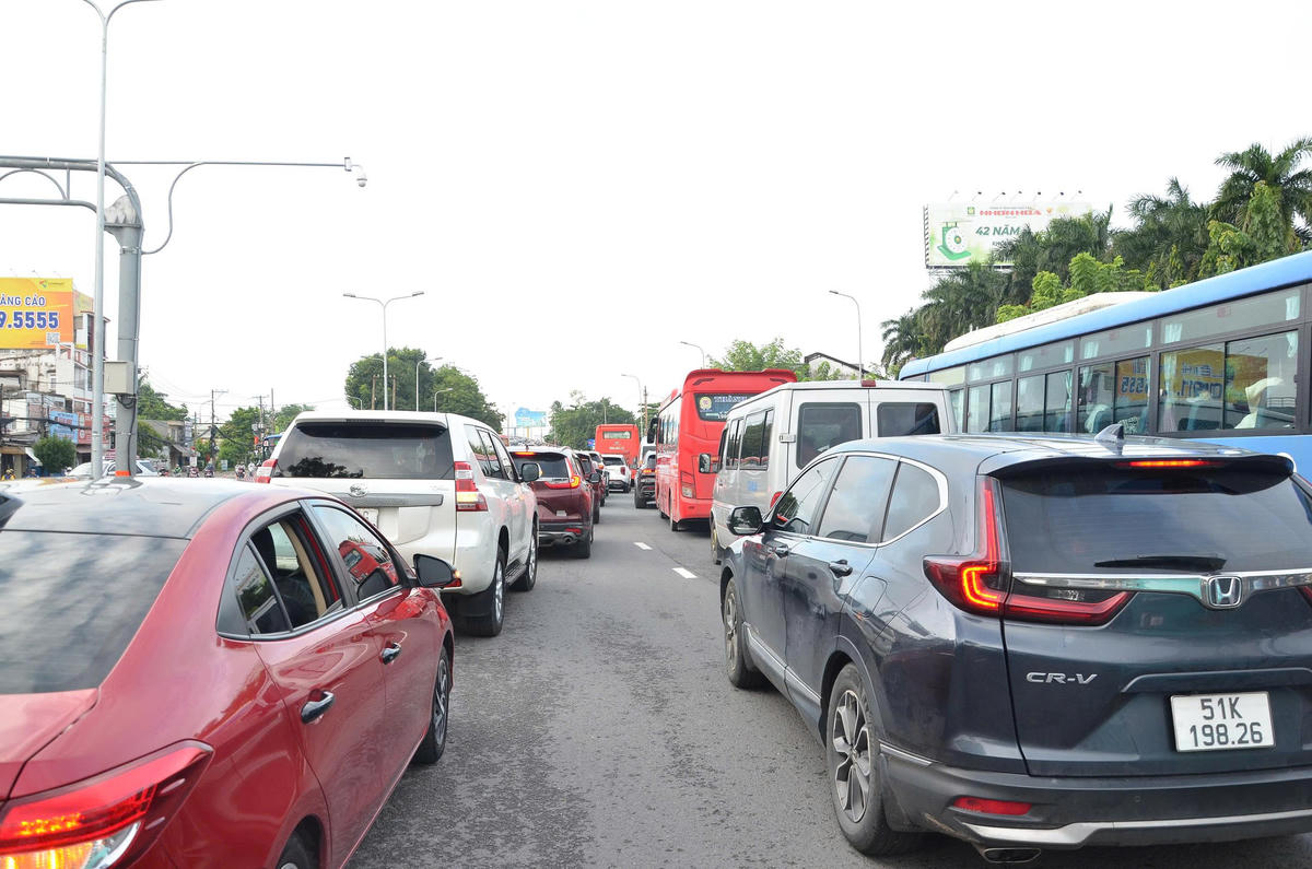 Nếu các phương tiện xe gắn máy di chuyển khá thoải mái khi rời thành phố trên các trục quốc lộ thì phương tiện ô tô di chuyển rất chậm, khó khăn. Đặc biệt là nối dẫn vào 2 tuyến cao tốc nêu trên. Ảnh: Đ.Xá.