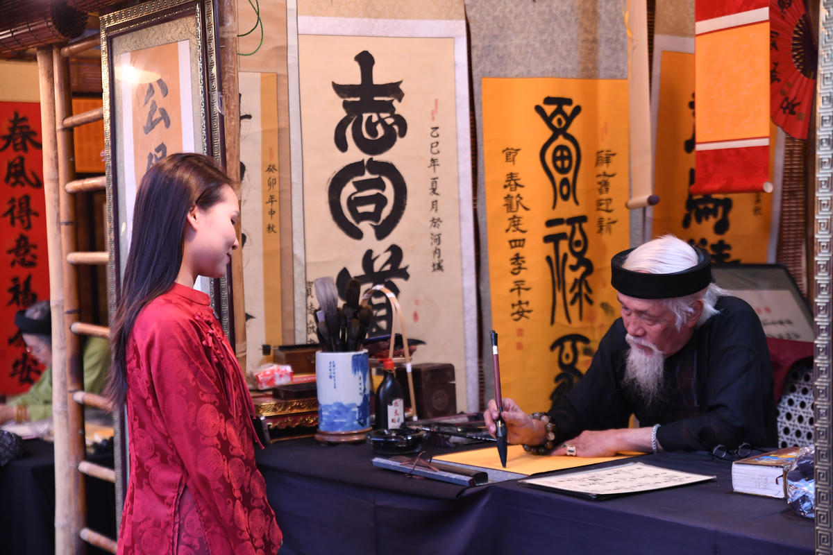 Bạn trẻ thành kính xin chữ tại Hội chữ Xuân Bính Ngọ 2026. Ảnh: Phạm Sỹ.