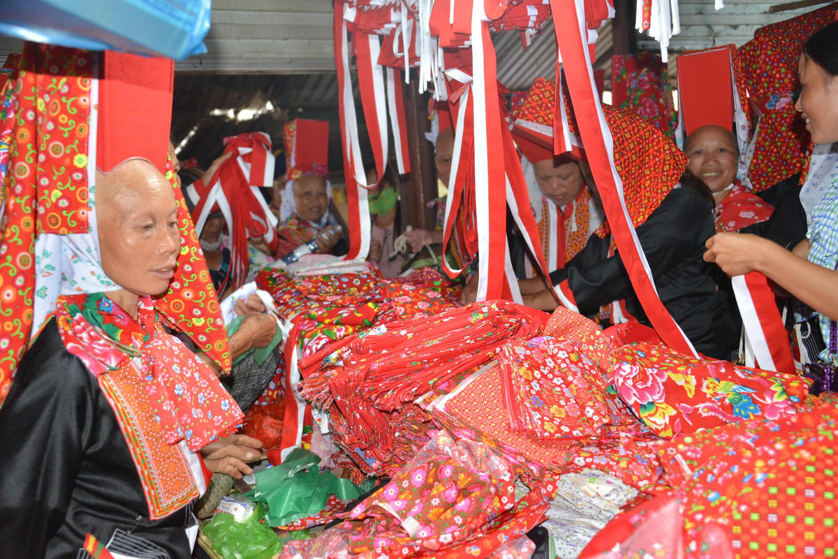 Phụ nữ người Dao đi chợ Bình Liêu sắm Tết.