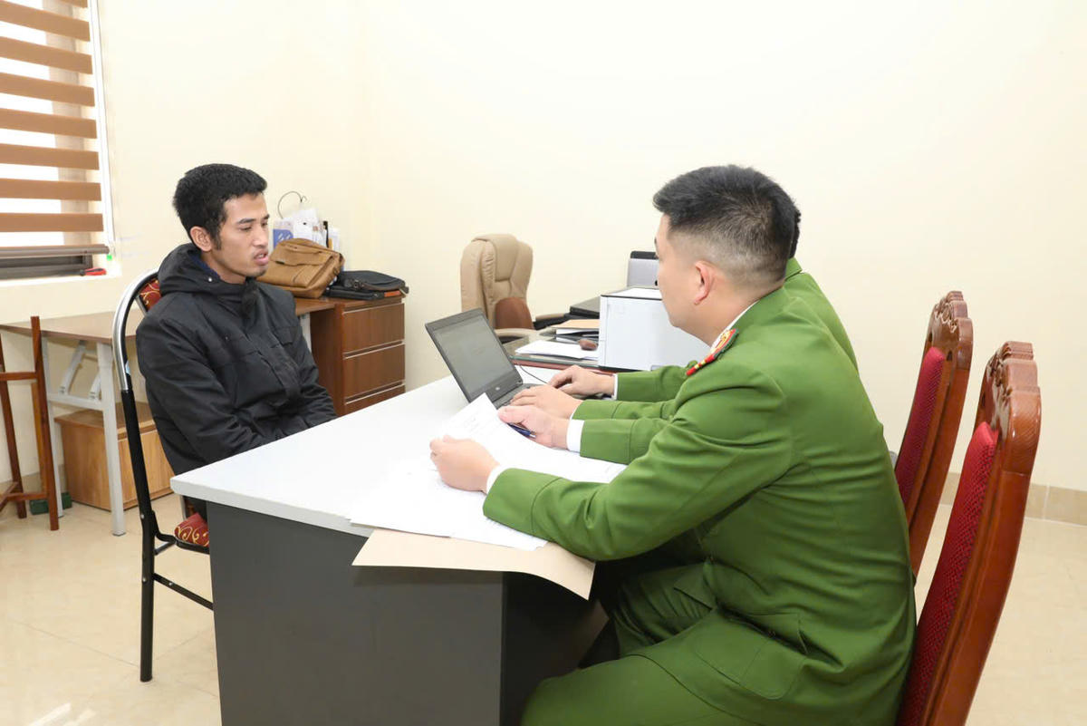 Đối tượng Trần Ngọc Hoàng tại cơ quan Công an.