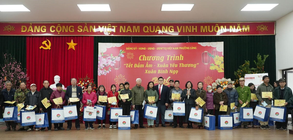 Mỗi phần quà tuy giá trị không lớn nhưng gói ghém tình cảm của CBNV tập đoàn ROX