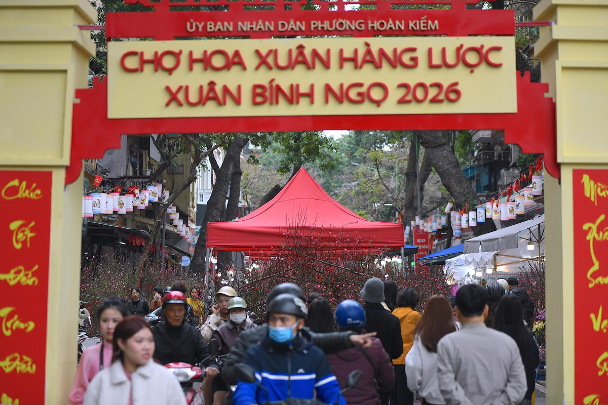 Giữa không gian cổ kính của phố cổ Hà Nội, chợ hoa Xuân trở thành điểm hẹn quen thuộc mỗi độ Tết về. Ảnh: Phạm Sỹ.