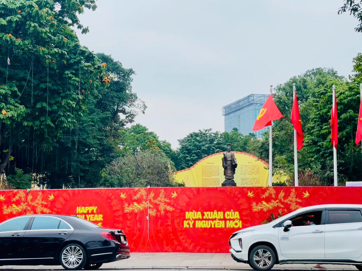 Các cụm pano, áp phích và cờ đỏ được bố trí đồng bộ trên nhiều tuyến phố, tạo nên diện mạo rộn ràng, phấn khởi những ngày giáp Tết. Ảnh Diệu Hương.