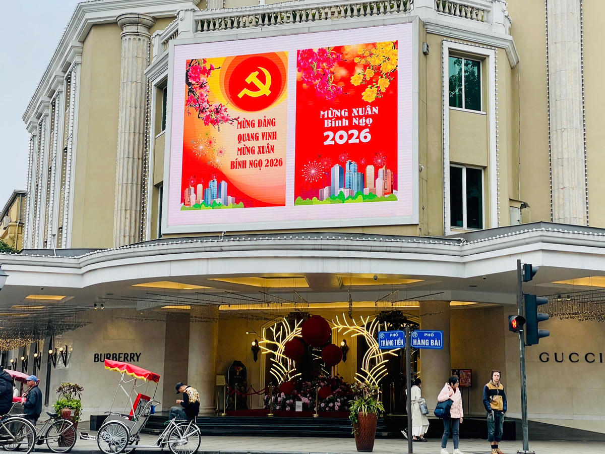 Các trung tâm thương mại lớn như Tràng Tiền Plaza đã hoàn tất khâu trang trí từ sớm. Màn hình trang trí lớn tại khu vực trung tâm rực rỡ sắc đỏ, nổi bật thông điệp chào mừng Xuân Bính Ngọ 2026, góp phần làm bừng sáng không khí Tết Thủ đô. Ảnh Diệu Hương.