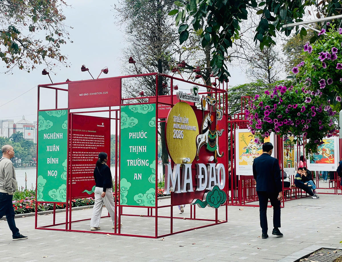 Không gian trưng bày Xuân Bính Ngọ bên hồ Hoàn Kiếm được thiết kế mở, nổi bật với sắc đỏ và hình tượng linh vật ngựa, thu hút người dân dừng chân tham quan. Ảnh Diệu Hương.