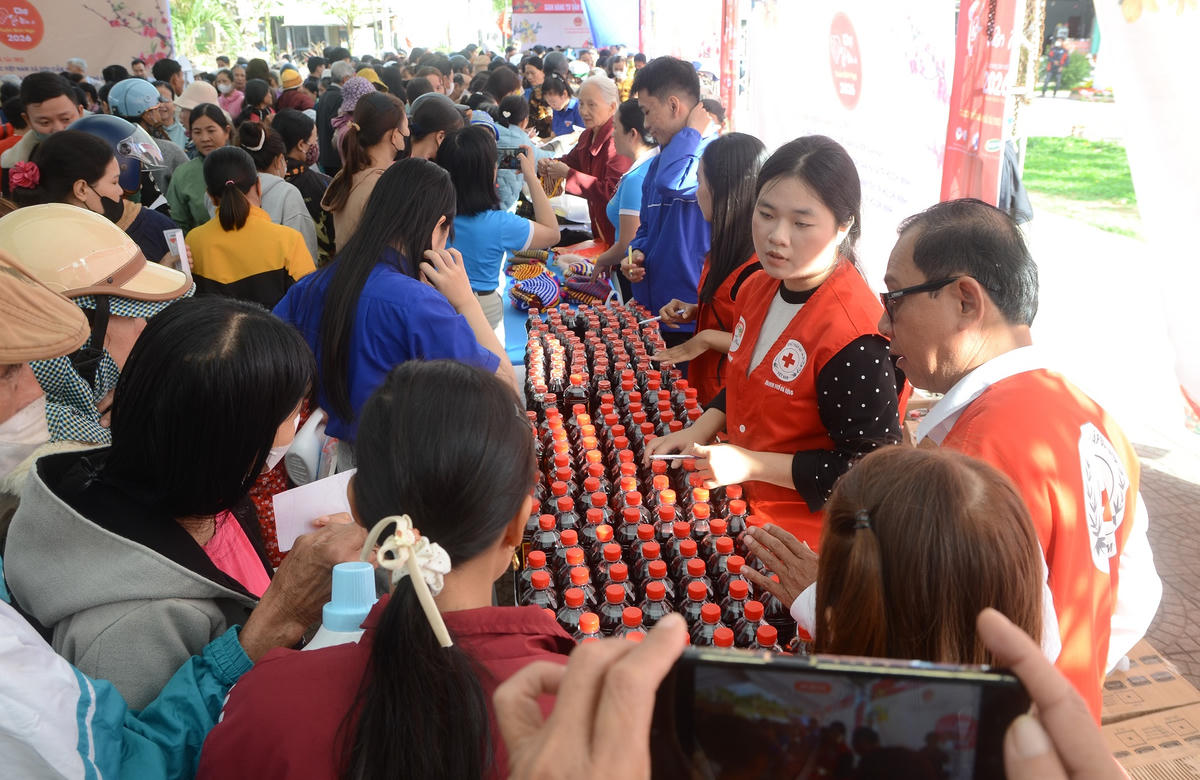 Những phần quà được trao tận tay cho người dân tại Chợ Tết Nhân Ái Xuân Bính Ngọ 2026”. Ảnh: Nguyễn Tín.