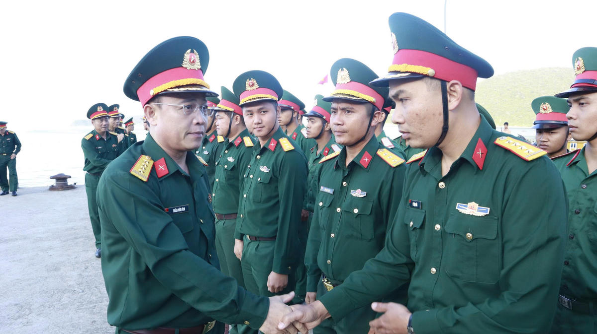 Đại tá Trần Hữu Ích, Chỉ huy trưởng Bộ CHQS TP Đà Nẵng thăm hỏi sức khỏe cán bộ chiến tại đảo Cù Lao Chàm. Ảnh: CV.