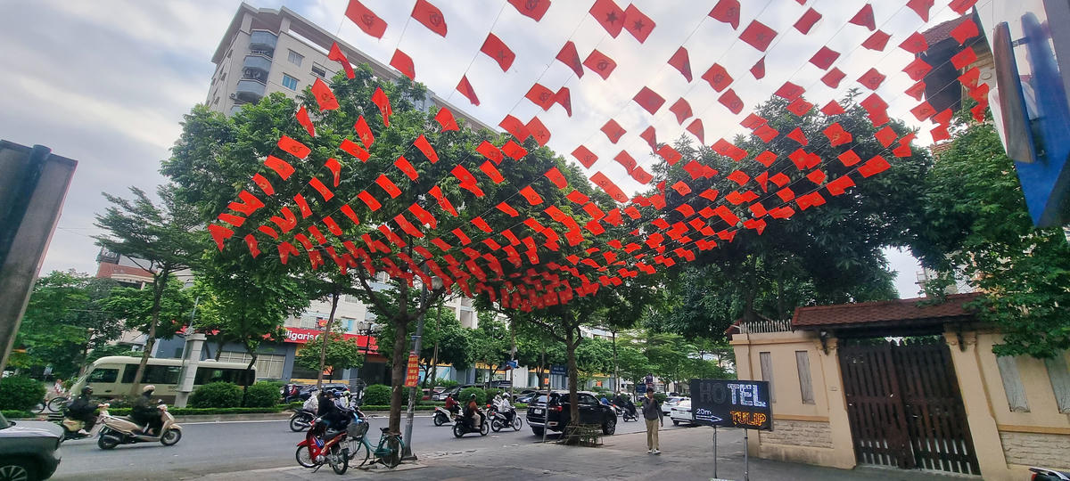 Từ ngày 25 tháng Chạp đến 29 Tết, Hà Nội nắng ấm, sau đó xuất hiện mưa phùn kéo dài. Ảnh: Minh Quân.