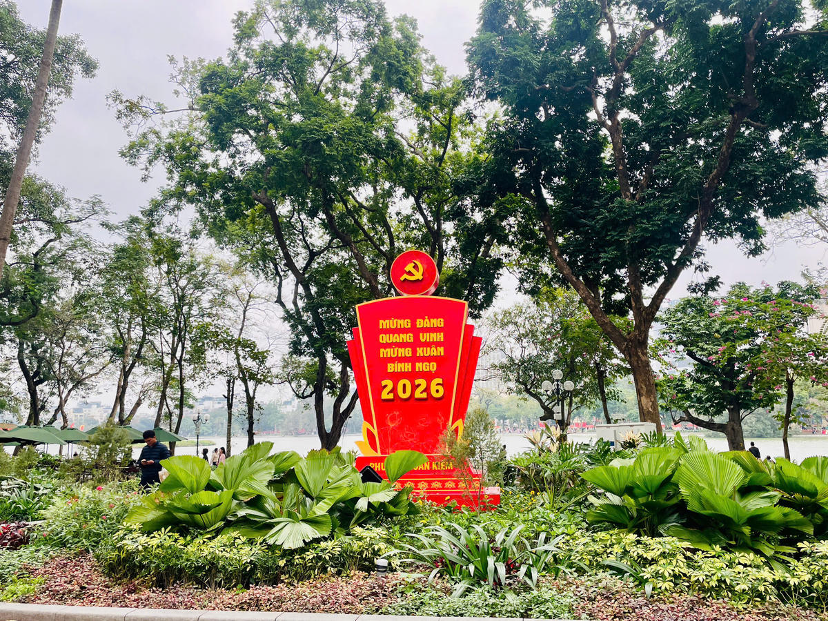 Biểu tượng mừng Đảng, mừng Xuân Bính Ngọ 2026 nổi bật giữa không gian xanh ven hồ Hoàn Kiếm, hòa quyện sắc xuân với cảnh quan thiên nhiên. Ảnh Diệu Hương.